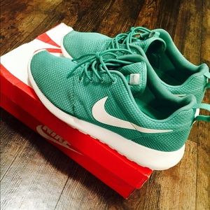 Nike Roshe Run size 10, don't fit me final price❗️