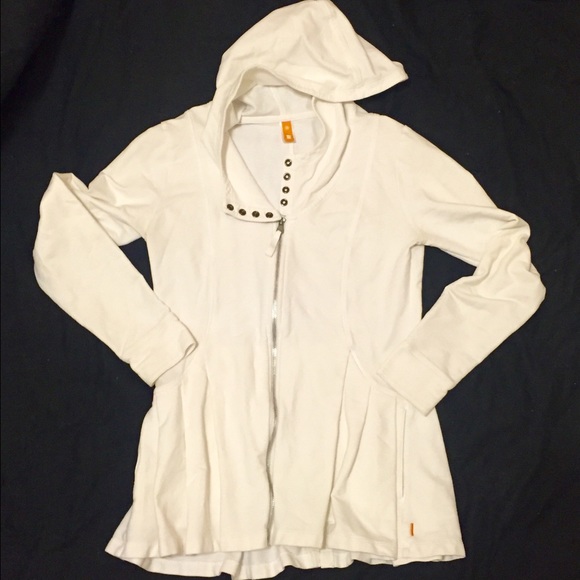 NWOT white Lucy zip up pleated jacket medium