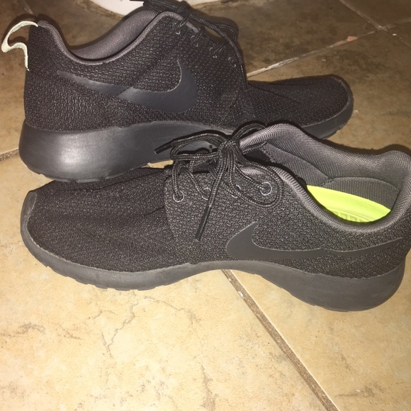 All black roshe run