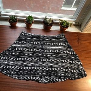 Patterned black and white mini skirt