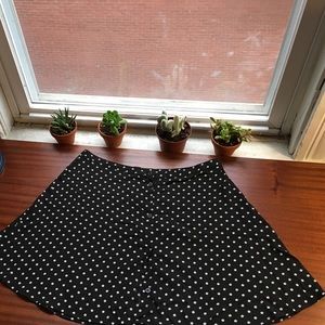 Short black and white skirt