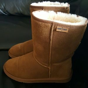 Almost new, Minnetonka Boot