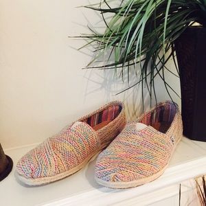 ** SOLD ** TOMS  - Colorful And Cute - barely worn