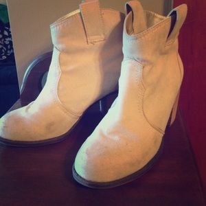 Express short cowboy boots.