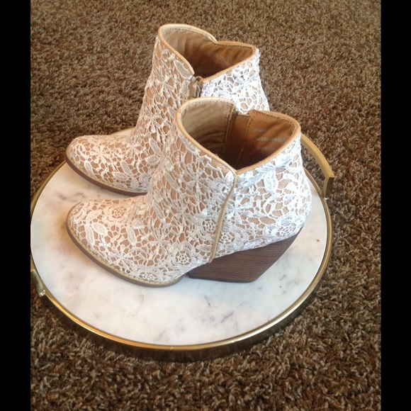 Very volatile LA Shoes White Lace Boots Very Volatile La Very volatile LA Shoes White Lace Boots Very Volatile La