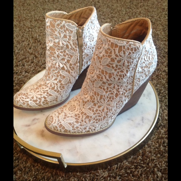 Very volatile LA Shoes White Lace Boots Very Volatile La Very volatile LA Shoes White Lace Boots Very Volatile La