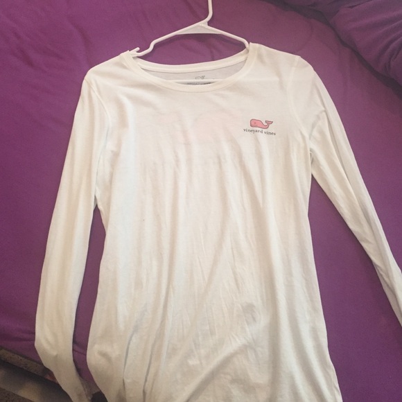 White vineyard vines long sleeve Tee.