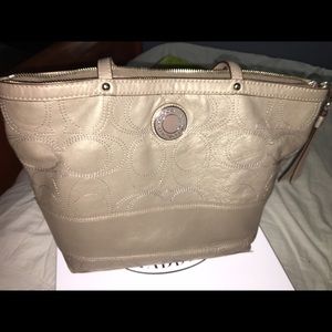 Coach bag used at most 4 times excellent condition