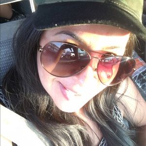 Meet your Posher, Estela