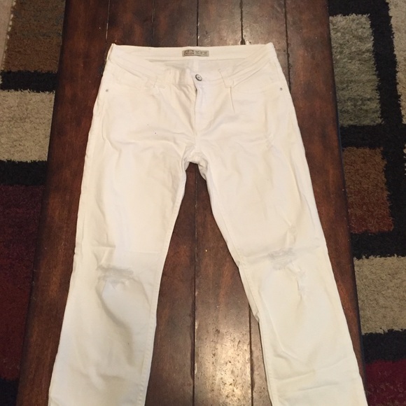 White distressed jeans