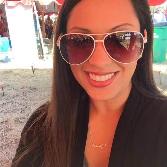 Meet your Posher, Candice - Picture 3 of 4