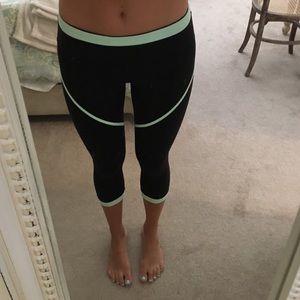 Lululemon Size 4 Black Cropped leggings