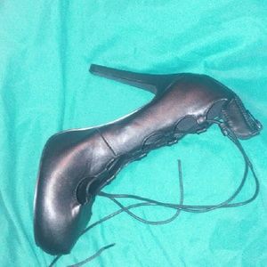 Black lace up pumps