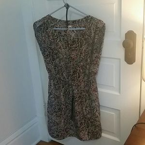 Knee-length dress with belt