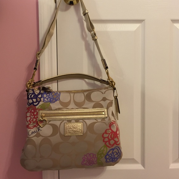 Daisy appliqué Hobo purse and wallet.
