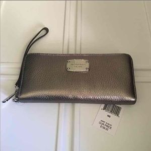 Michael Kors wristlet wallet NWT Gunmetal