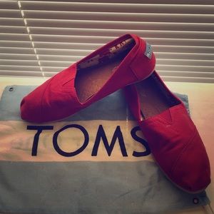 Red TOMS with bag