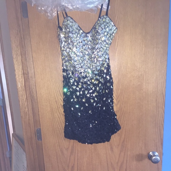 Homecoming/ formal dress - Picture 2 of 3