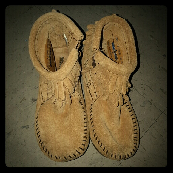 Minnetonka size 6.runs large.so size 7