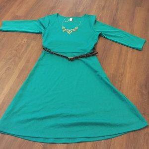 Kelly green Old Navy dress with 3/4 length sleeves