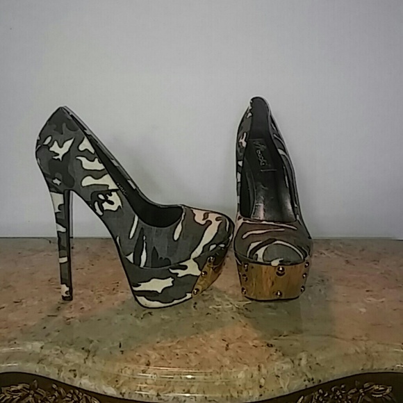 "Hot "camouflage pumps