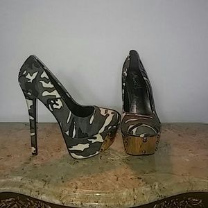 "Hot "camouflage pumps