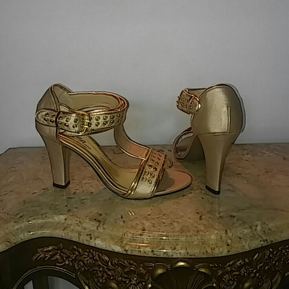 Shoes - Picture 3 of 4