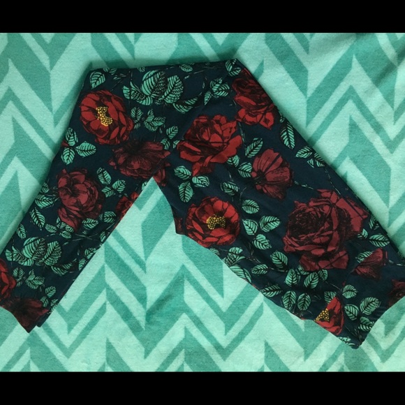 One size Lularoe rose leggings.