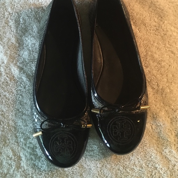 Tory Burch Flats. Comes in original box.