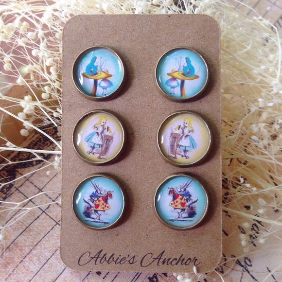 3 Alice in Wonderland stud earrings - Picture 3 of 4