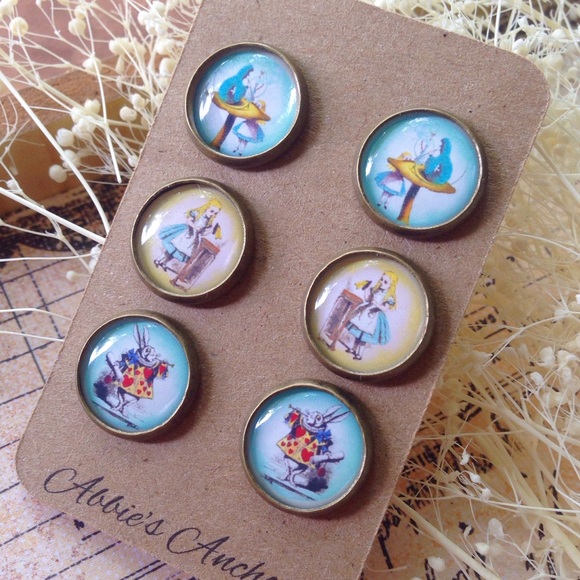 3 Alice in Wonderland stud earrings - Picture 4 of 4