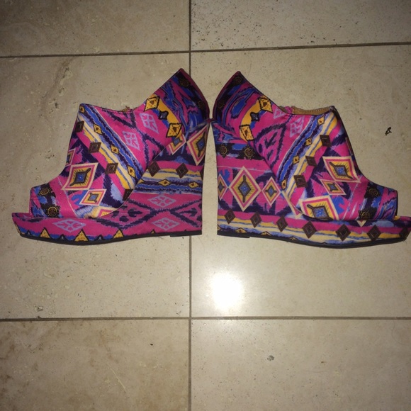 BRAND NEW! Aztec Print Wedges