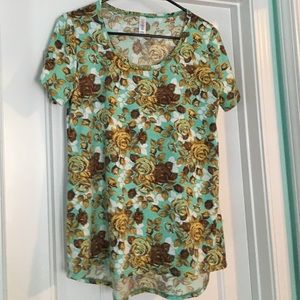 Small Lularoe Classic tee