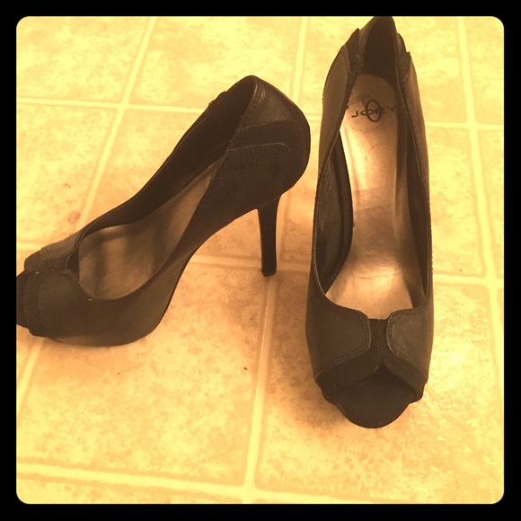 Black peek toe heals