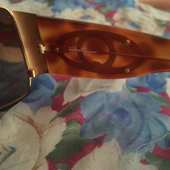 Authentic Salvatore Ferragamo sun glasses - Picture 3 of 4
