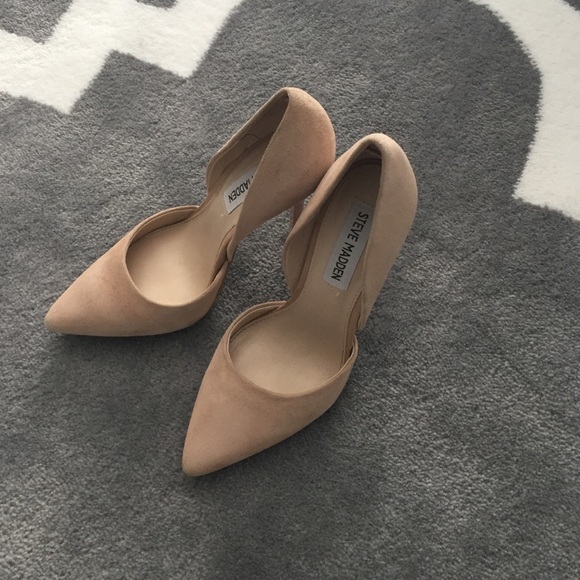 Pointy toe pump