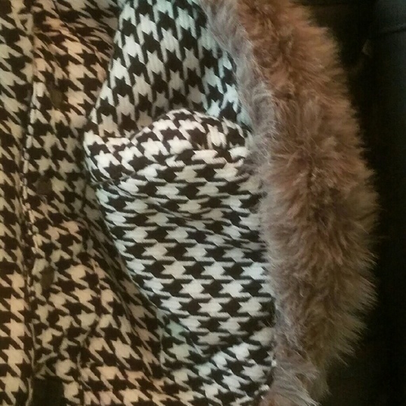 Houndstooth vest with removable fur hood - Picture 3 of 3