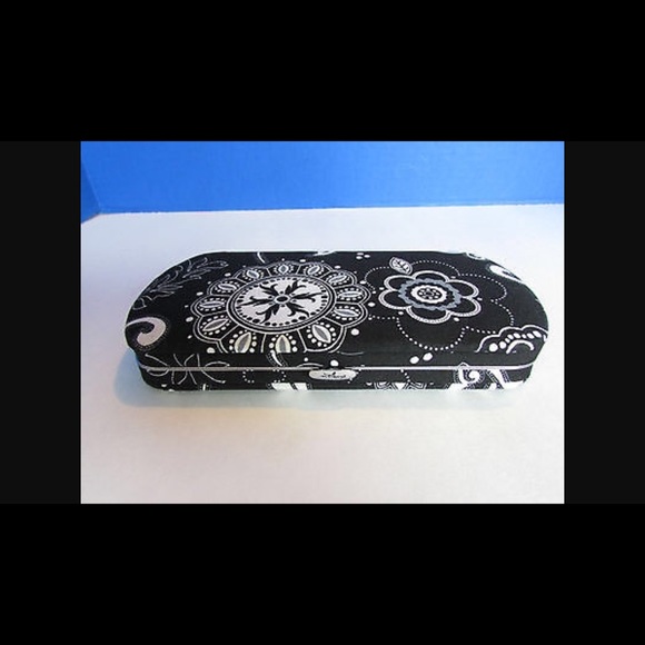 Thirtyone Gifts Handbags - NEW - Thirtyone gifts black print hardcase wallet