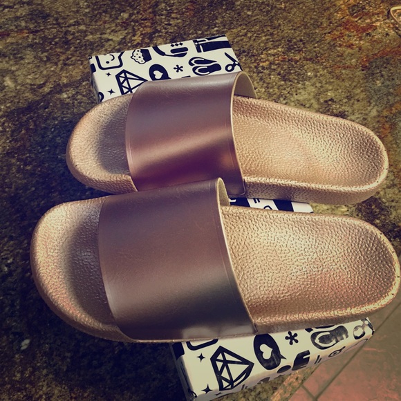 *SOLD* Bamboo Rose Gold Sandals - size 6