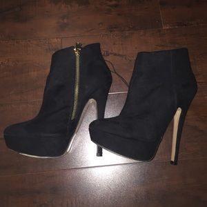 Ankle suede boots
