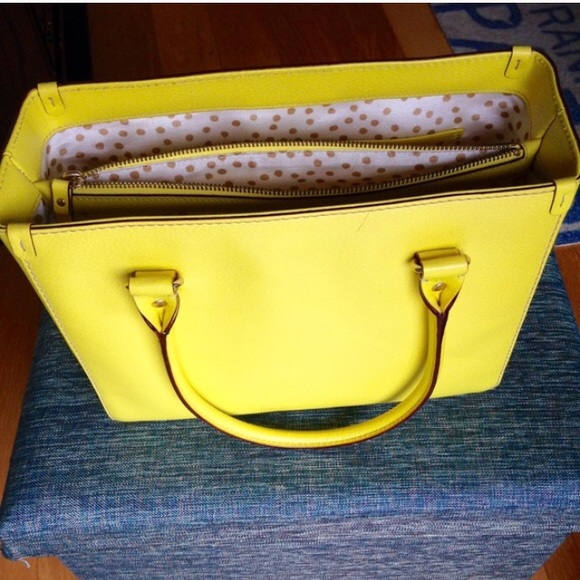 SOLD!! Bright Yellow Wellesley Quinn Purse - Picture 2 of 4