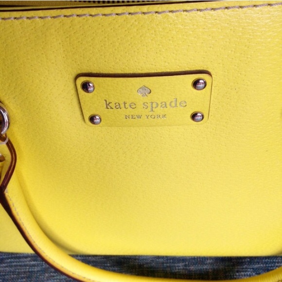 SOLD!! Bright Yellow Wellesley Quinn Purse - Picture 3 of 4