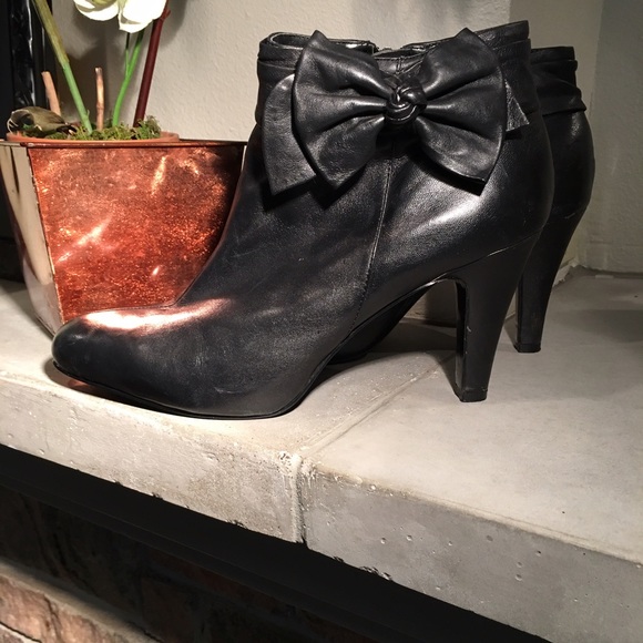 Bandolino Black Leather Booties