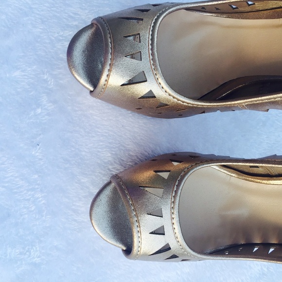 ❤Gold Qupid Heels - Picture 2 of 3