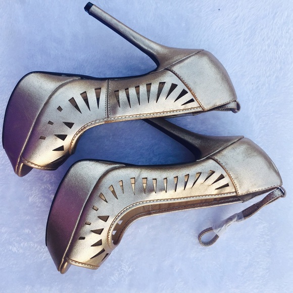 ❤Gold Qupid Heels - Picture 3 of 3