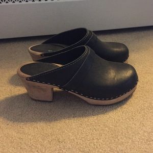 Trendy leather clogs