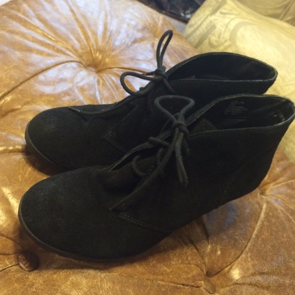 White Mountain Suede wedge ankle boots