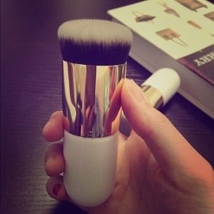 White and Gold Soft Round Foundation brush