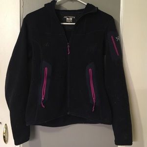 Navy and pink Arc'Teryx covert hoody.