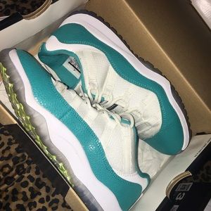 Low Jordan 11s